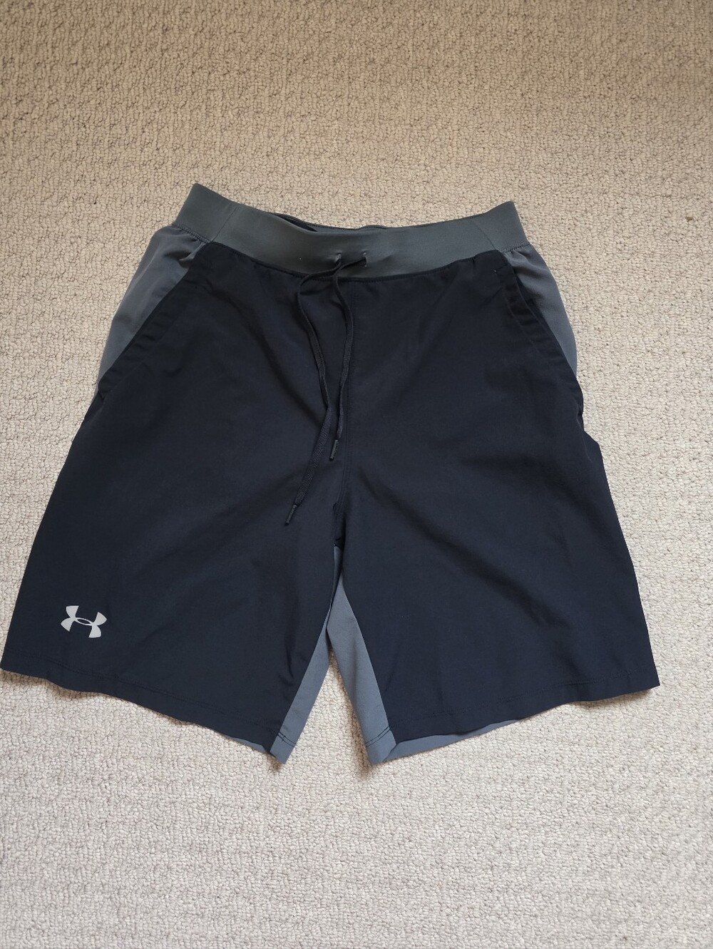 Under Armour Men’s Black and Gray Athletic Shorts Size Small